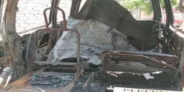 कोरबा: घर के बाहर खड़ी कार धू-धू कर जल गई, अज्ञात आरोपित ने लगाई आग