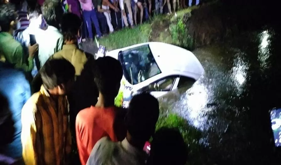 विदिशाः बेकाबू कार सड़क किनारे खंती में गिरी, तीन बच्चों समेत चार की मौत