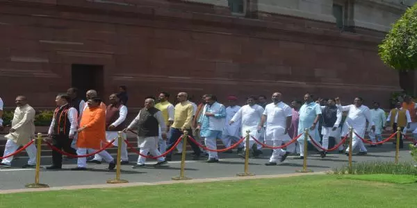 पुरानी संसद से नई संसद की ओर जाते हुए प्रधानमंत्री नरेन्द्र मोदी अपने मंत्रिमंडल के साथयों के साथ।