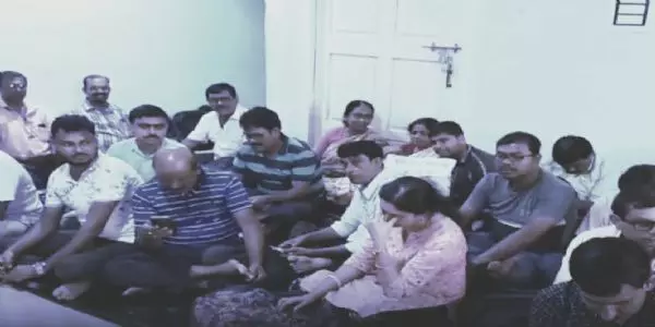 पांडुआ बीडीओ आवास पर पंचायत कर्मचारियों ने दिया धरना