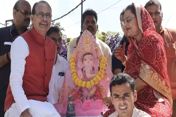 मुख्यमंत्री शिवराज के घर विराजे गजानन, पत्नी और बेटे के साथ की भगवान गणेश की स्थापना
