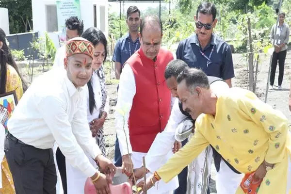 मुख्यमंत्री चौहान ने पर्यावरण प्रेमियों के साथ लगाए पीपल, कदम और जामुन के पौधे