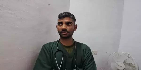 ऋषिकेश एम्स में सेवा वीरों ने नकली डॉक्टर को पकड़ कर पुलिस को सौंपा