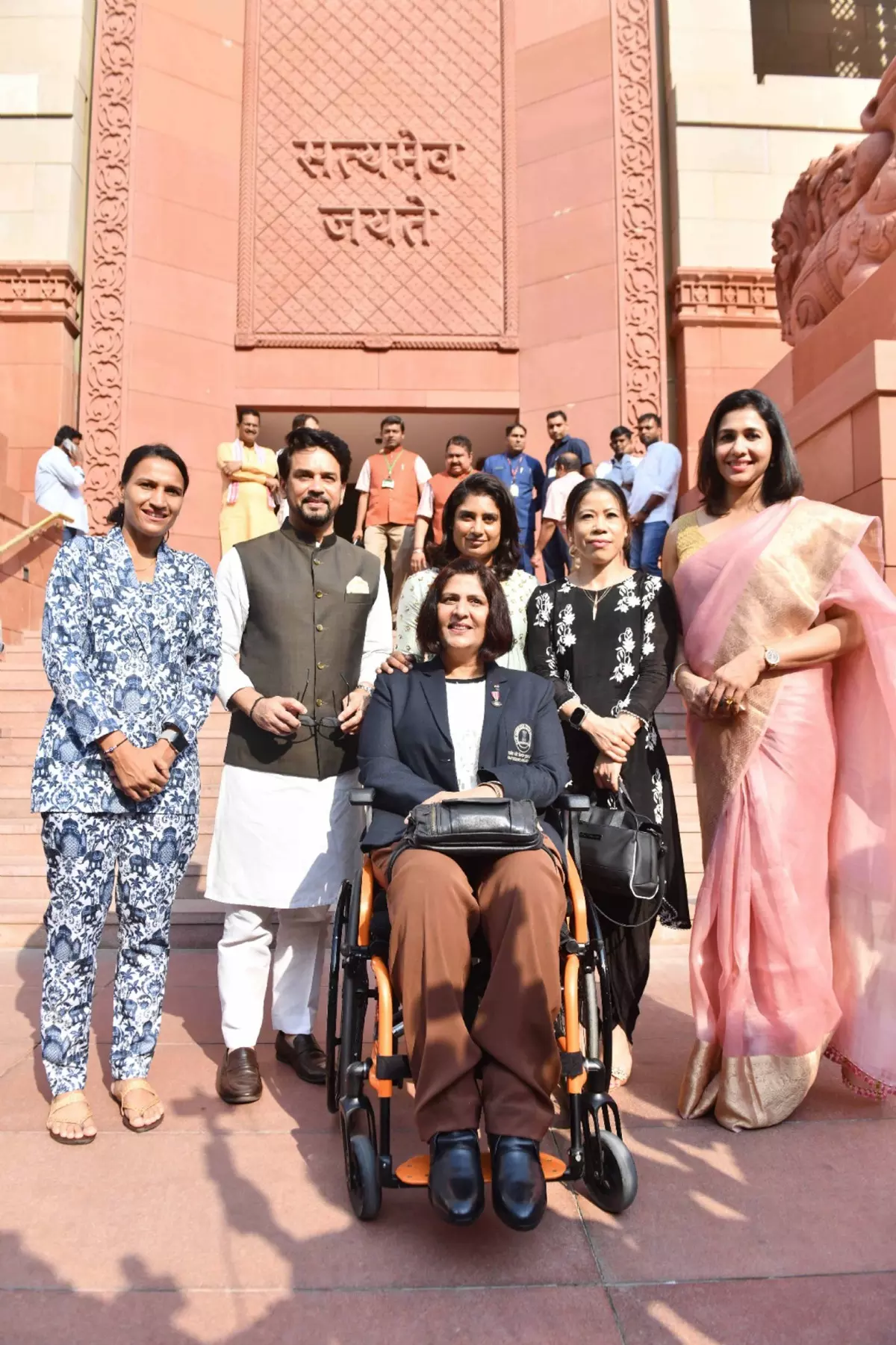 को विशेष सत्र के दौरान संसद भवन में केंद्रीय मंत्री अनुराग ठाकुर ने पैरा-एथलीट दीपा मलिक, पूर्व एथलीट अंजू बॉबी जॉर्ज, मुक्केबाज एमसी मैरी कॉम, पूर्व क्रिकेटर मिताली राज और हॉकी खिलाड़ी रानी रामपाल के साथ