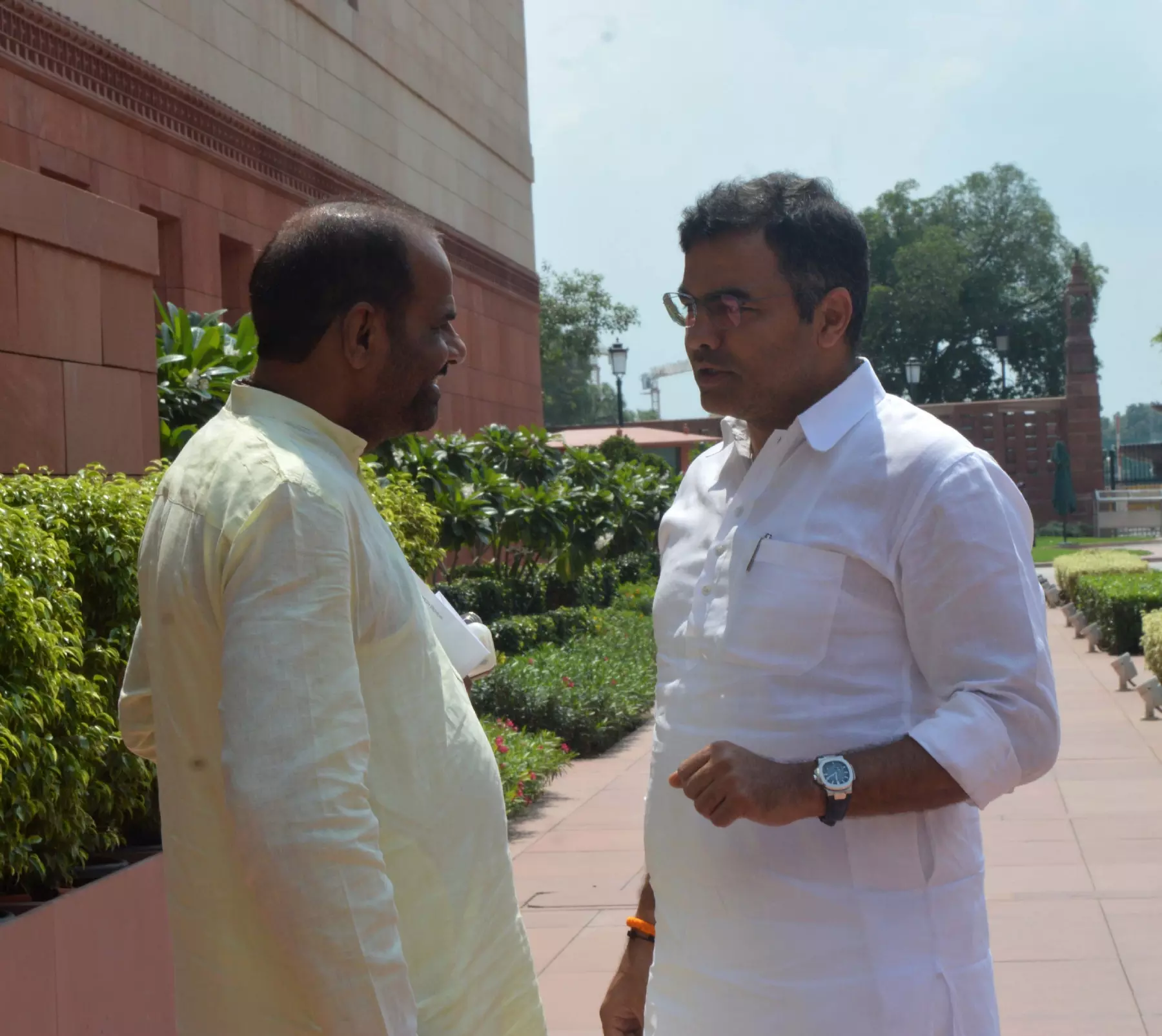 संसद के विशेष सत्र के दौरान संसद भवन में बीजेपी सांसद प्रवेश वर्मा साथ सांसद रमेश बिधूड़ी।