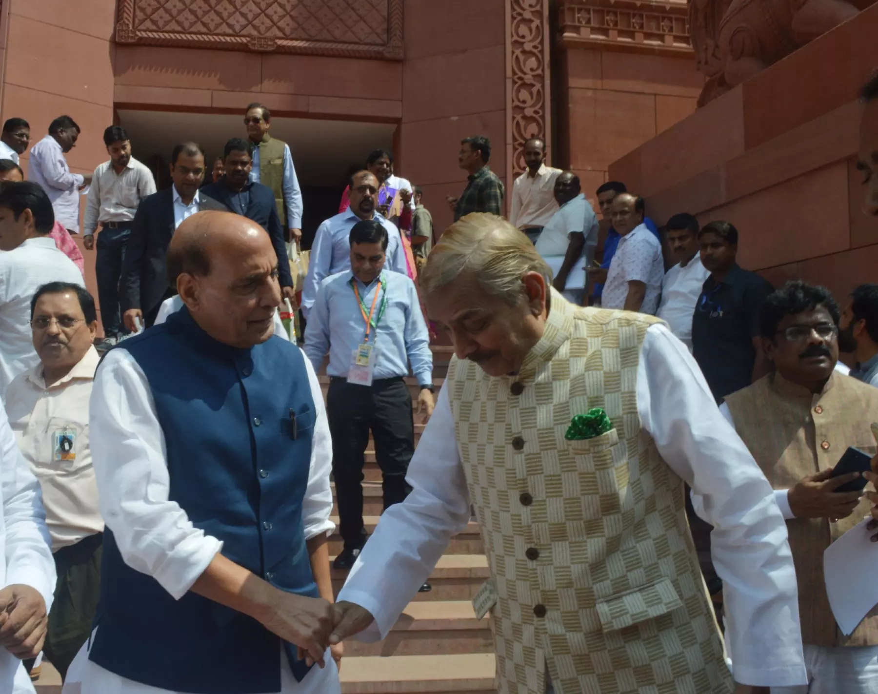 विशेष सत्र के दौरान संसद भवन में रक्षा मंत्री राजनाथ सिंह और कांग्रेसी नेता और वर्तमान प्रमोद तिवारी