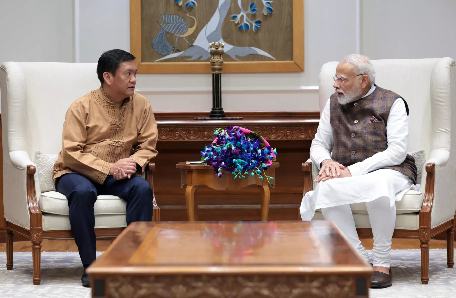 प्रधानमंत्री नरेन्द्र मोदी से अरुणाचल प्रदेश के मुख्यमंत्री पेमाखांडू ने मुलाकात करते हुए।