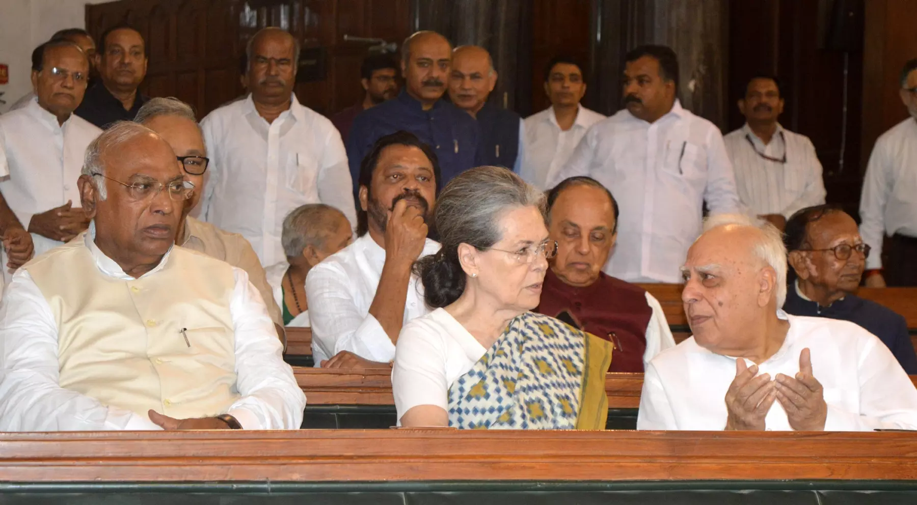 पूर्व प्रधानमंत्री स्व राजीव गांधी की जयंती पर कपिल सिब्बल के साथ सुब्रमण्यम स्वामी, मल्लिकार्जुन खड़गे के साथ सोनिया गांधी, कपिल सिब्बल के साथ सुब्रमण्यम स्वामी