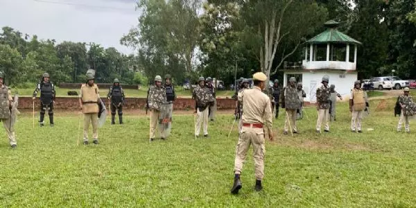 पुलिस के एक नये बैच को दंगा नियंत्रण का प्रशिक्षण