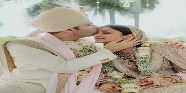 परिणीति चोपड़ा ने शेयर की शादी की तस्वीरें