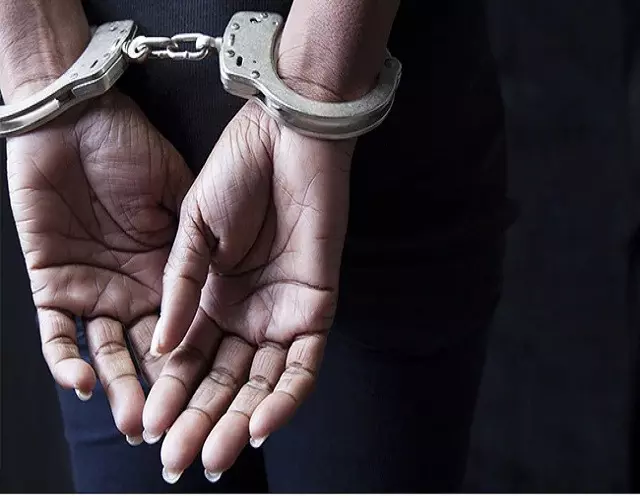 वाराणसी : महमूरगंज के आशीष ने बनवाया था एग डोनेशन करने वाली नाबालिग का फर्जी आधार कार्ड, पुलिस ने किया गिरफ्तार