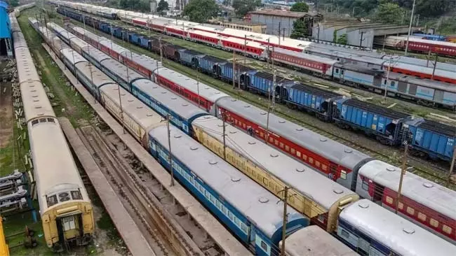 Holi Special Train :  रेलवे ने शुरू किया 16 होली स्पेशल ट्रेनों का संचालन, जानिए पूरा शेड्यूल यहां