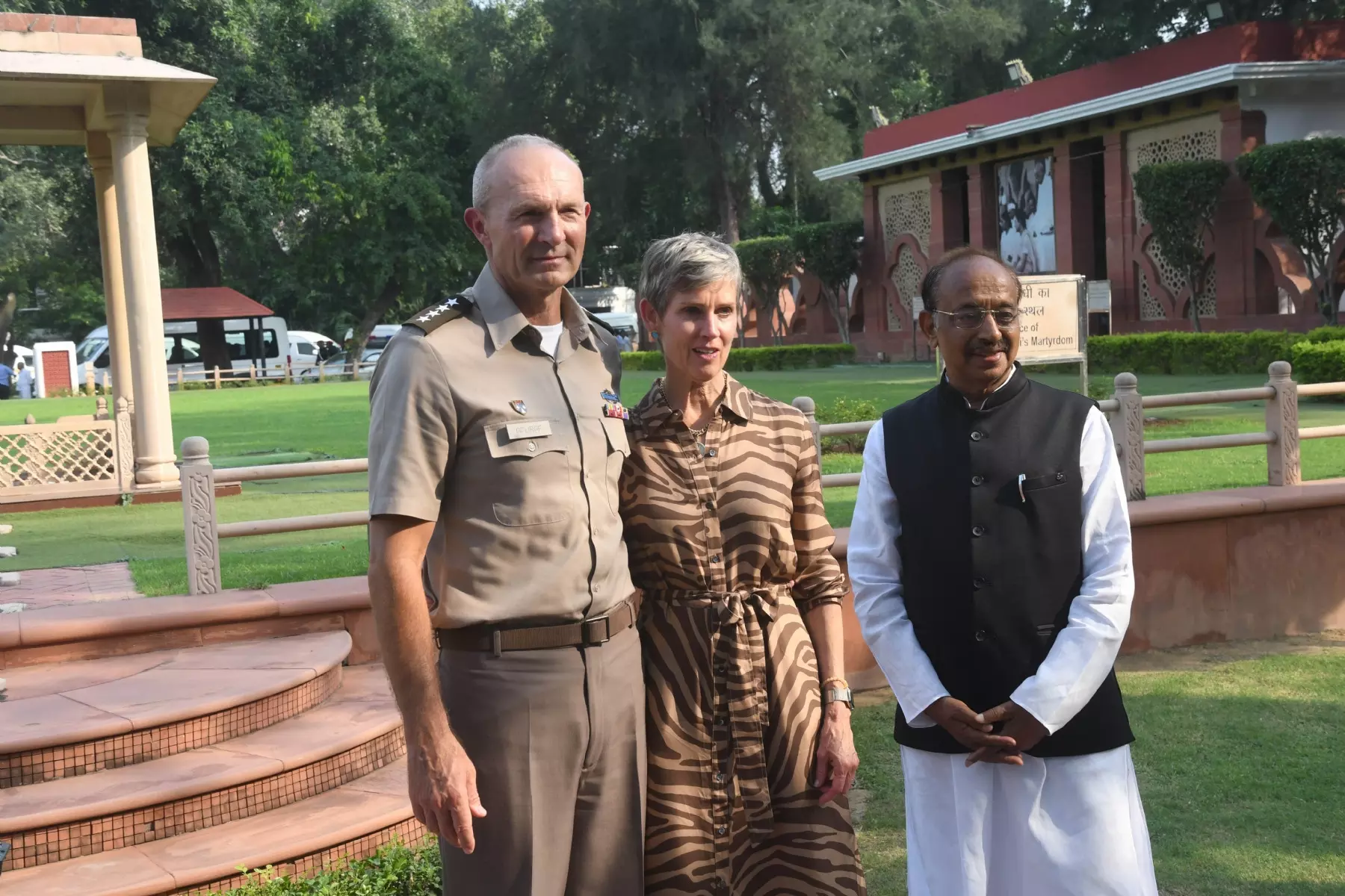 नई दिल्ली में मंगलवार 26 सितंबर को अमेरिकी सेना के चीफ ऑफ स्टाफ जनरल रैंडी जॉर्ज ने नई दिल्ली में गांधी स्मृति का दौरा किया। हिन्दुस्थान समाचार/ फोटो गणेश विष्ट