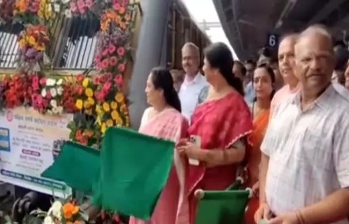 रेल राज्यमंत्री दर्शना जरदोश ने किया वडोदरा-दाहोद मेमू का शुभारंभ