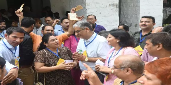 दिल्ली विश्वविद्यालय शिक्षक संघ डूटा चुनाव के लिए मतदान करते शिक्षक।