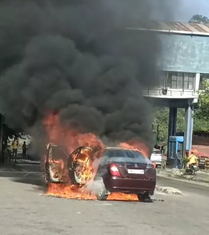 लखनपुर टोल प्लाजा पर कार को लगी आग, सभी सुरक्षित