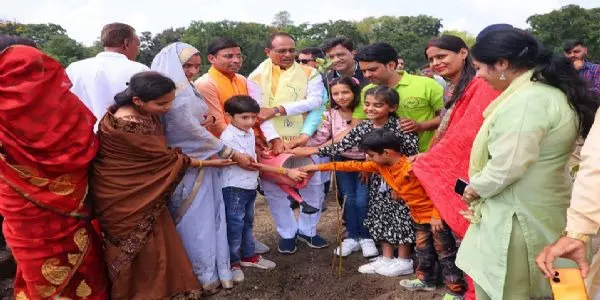 मप्रः मुख्यमंत्री शिवराज ने स्मार्ट उद्यान में लगाए बरगद, गूलर और जामुन के पौधे