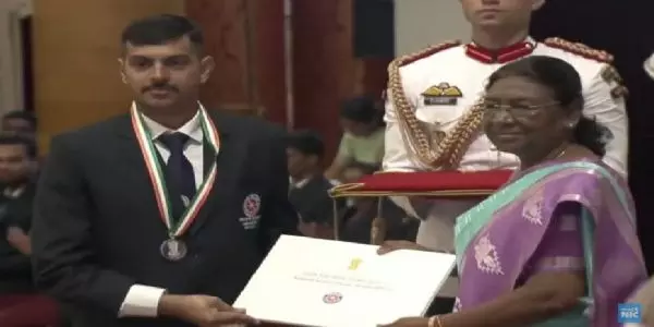 पहली बार दिल्ली ने जीता एनएसएस पुरस्कार, स्वयंसेवक अनुज को राष्ट्रपति ने किया सम्मानित