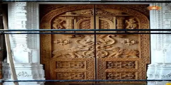 अयोध्या : श्रीरामजन्म भूमि मंदिर में नक्काशीदार दरवाजों को लगाने की प्रक्रिया प्रारंभ