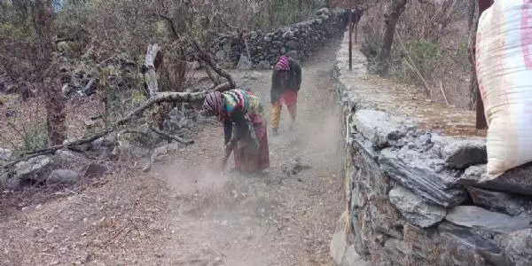 सीमान्त गांव सेला में स्वच्छता अभियान चलाया गया