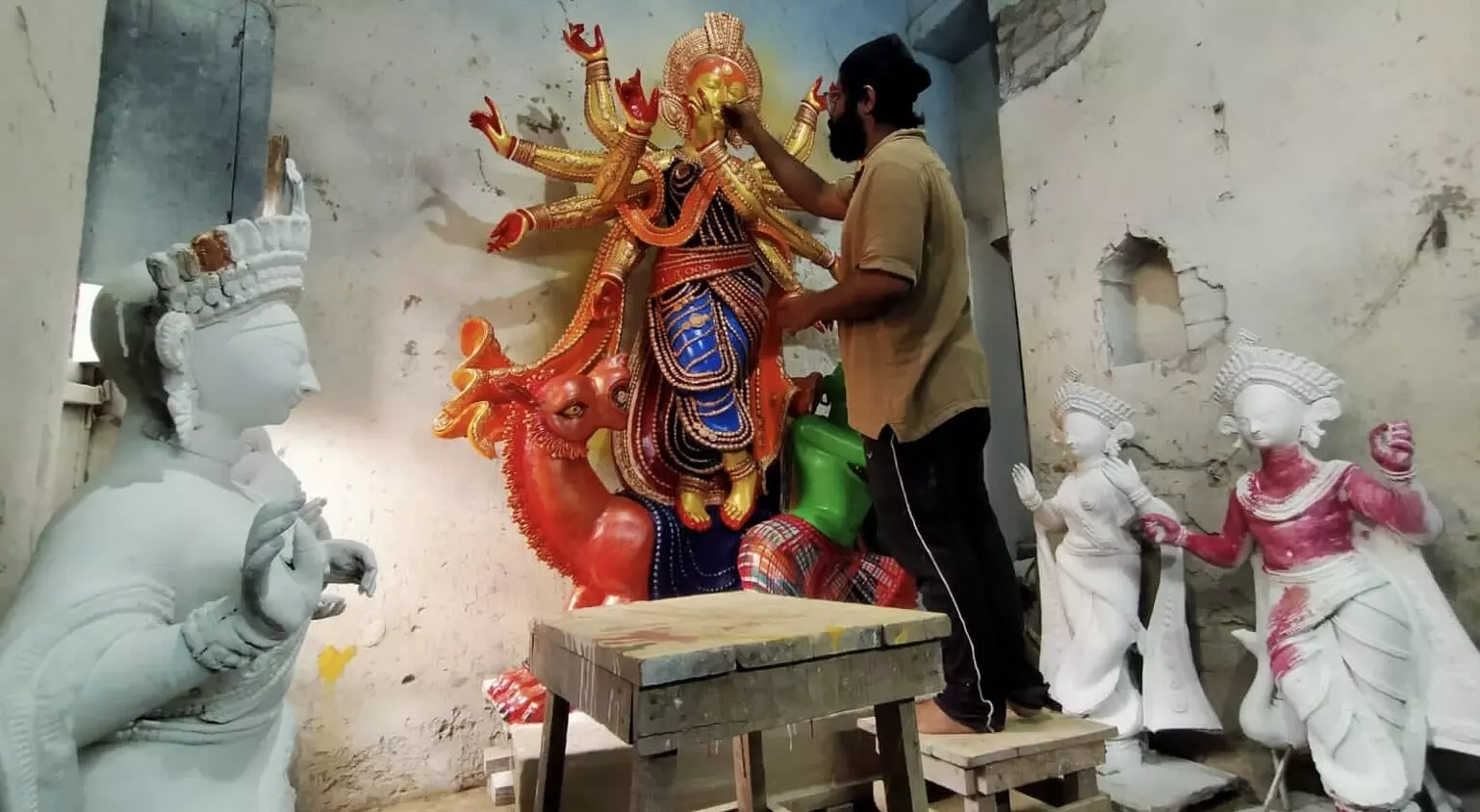 वाराणसी में धूमधाम से चल रही दुर्गापूजा की तैयारी, माँ दुर्गा की मूर्तियों को अंतिम रूप दे रहे मूर्तिकार