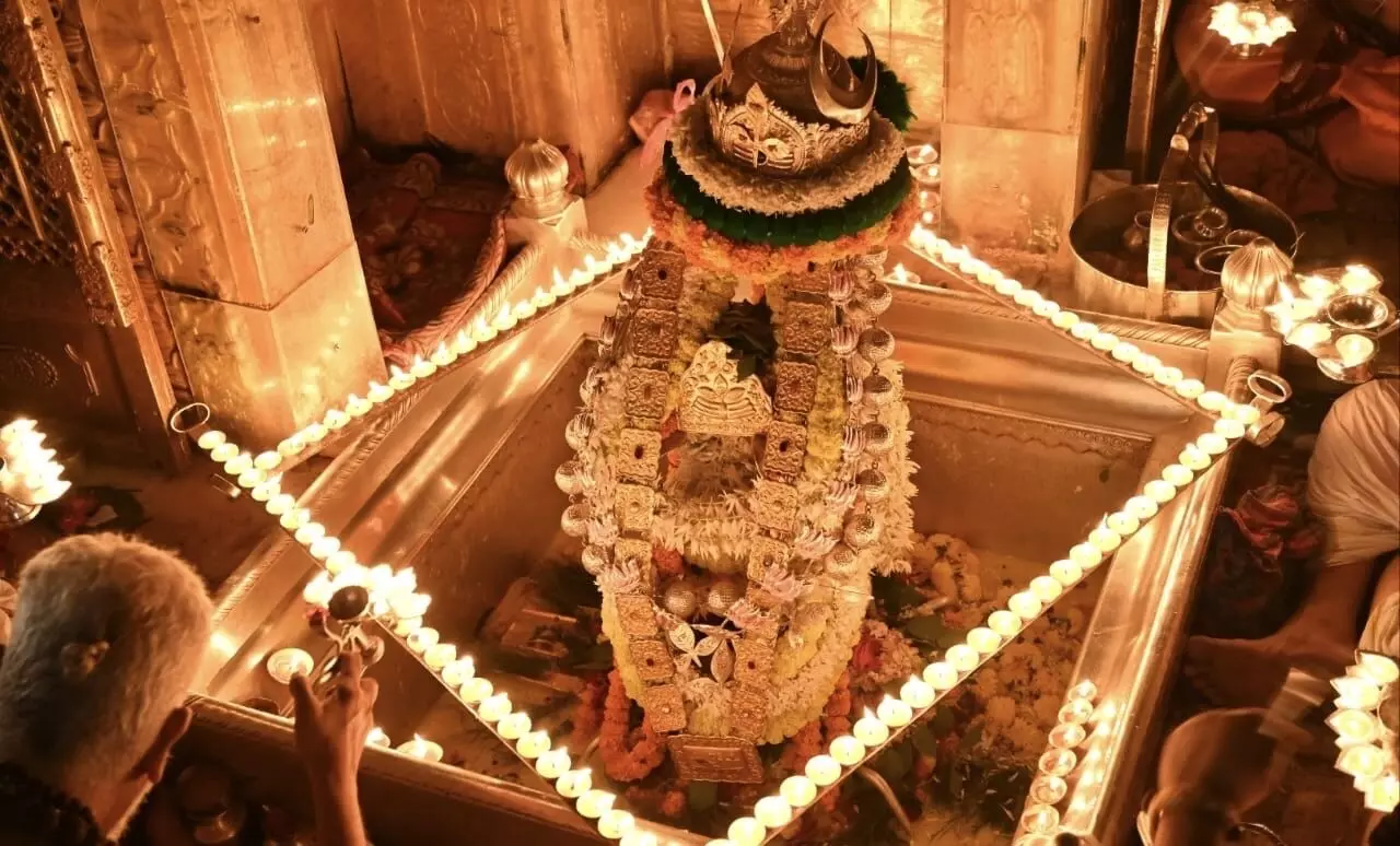 Diwali Grandeur: Saptarishi Aarti at Baba Vishwanath Dham, Assi Ghat Sparkled with 1008 Diyas