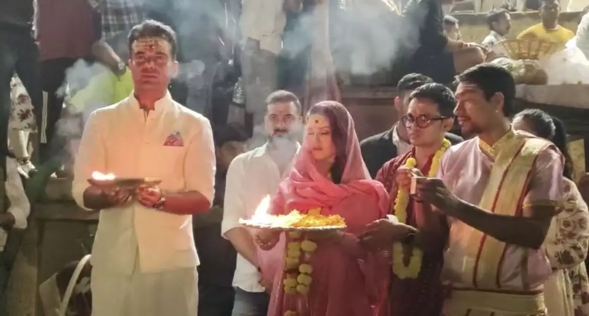 Sunny Leone Attends Ganga Aarti in Varanasi, Says she will Come Again with Family