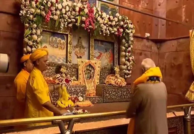 प्रधानमंत्री ने श्रीकृष्ण जन्मभूमि मंदिर में की पूजा-अर्चना