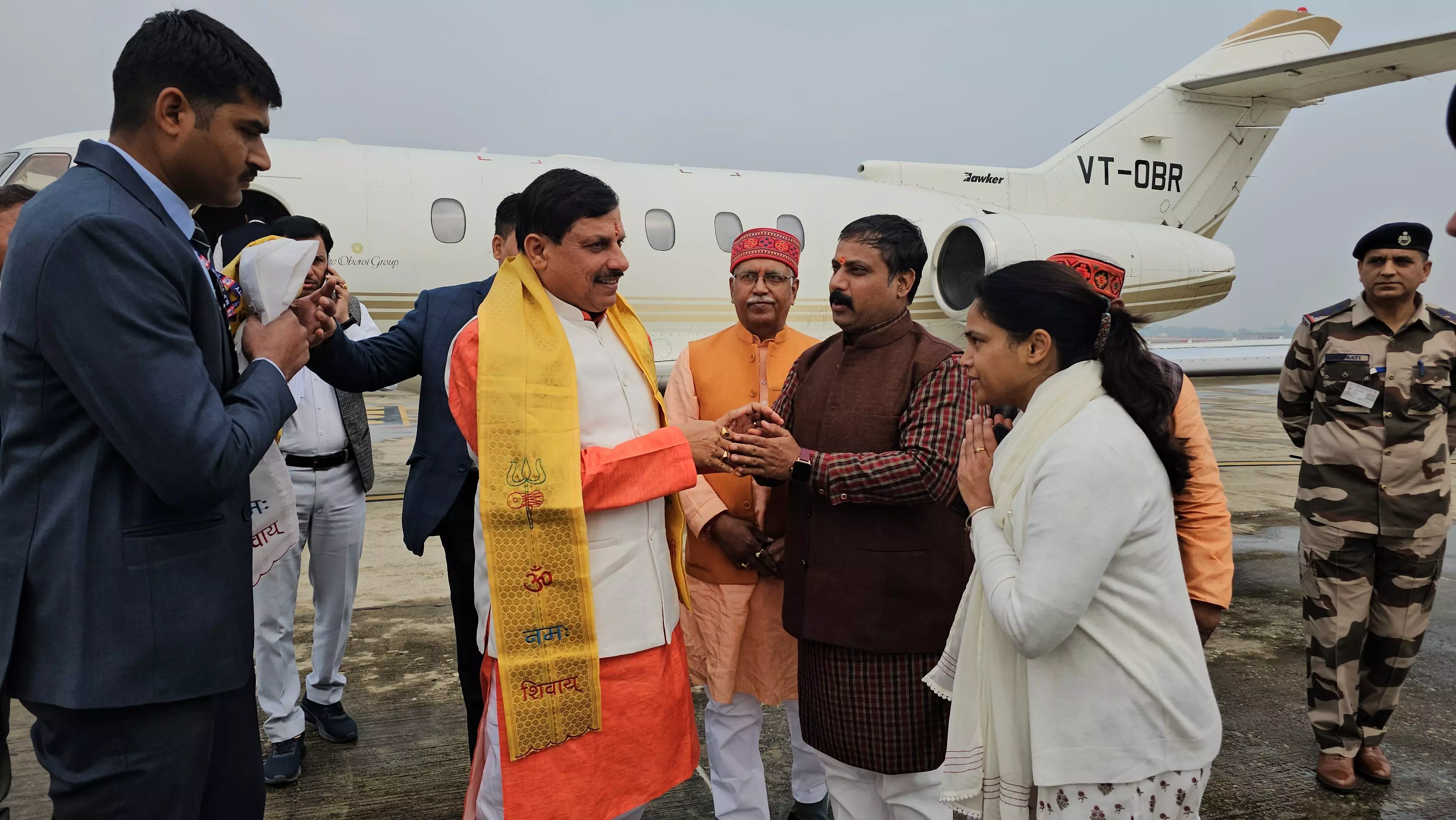 वाराणसी एयरपोर्ट पहुंचे मध्य प्रदेश के मुख्यमंत्री मोहन यादव : बीजेपी कार्यकर्ताओं ने किया स्वागत