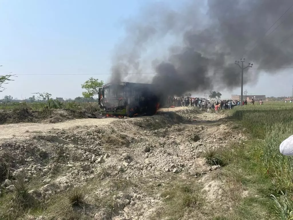 गाजीपुर में दर्दनाक हादसा : हाईटेंशन तार गिरने से यात्रियों से भरी बस में लगी आग, सीएम ने लिया संज्ञान
