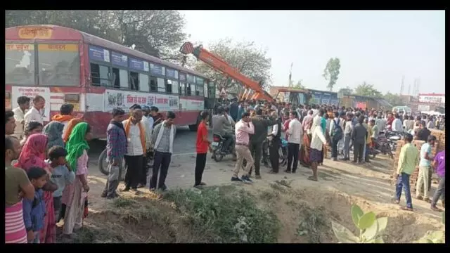 कानपुर में भयानक हादसा: तेज रफ्तार रोडवेज बस की चपेट में आई साइकिल, 3 छात्रों की मौत