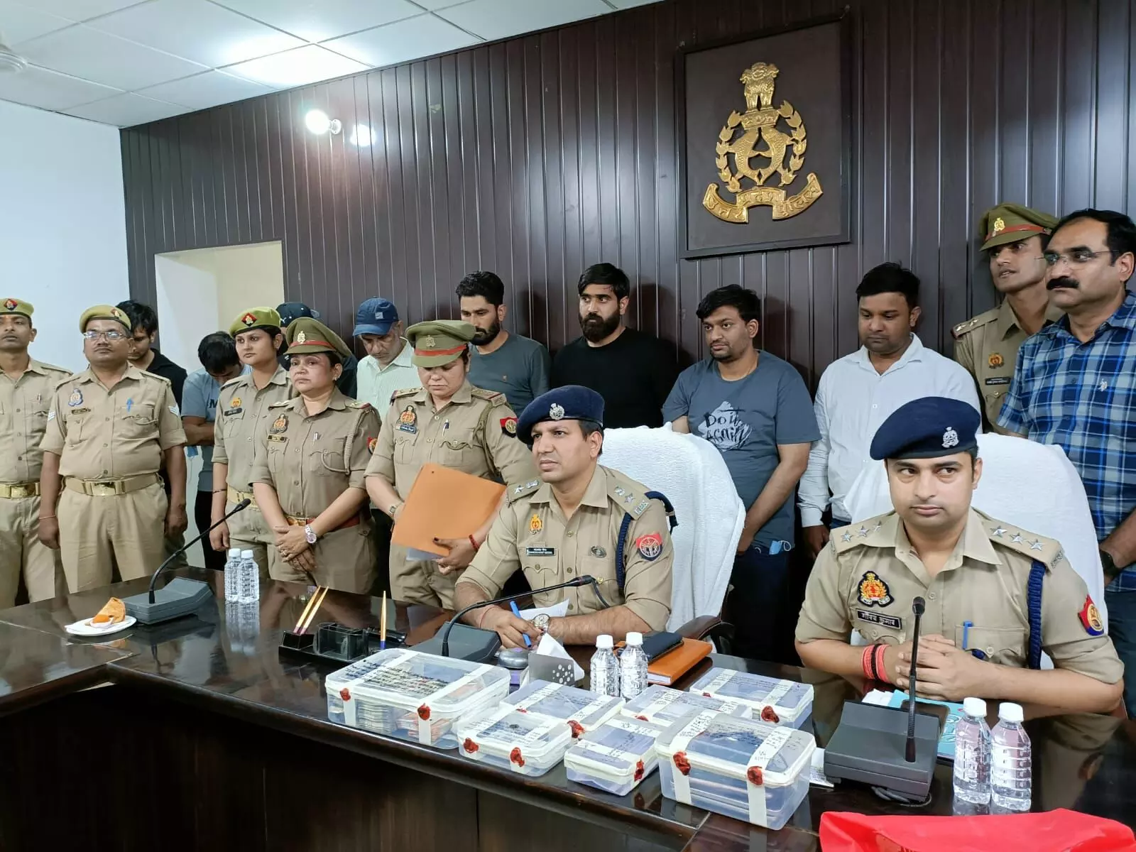 रिटायर्ड शिक्षिका से 3.55 करोड़ रुपए का फ्रॉड करने वाले आठ आरोपी सरगना संग गिरफ्तार, पुलिस अधिकारी बनकर बिछाते थे जाल
